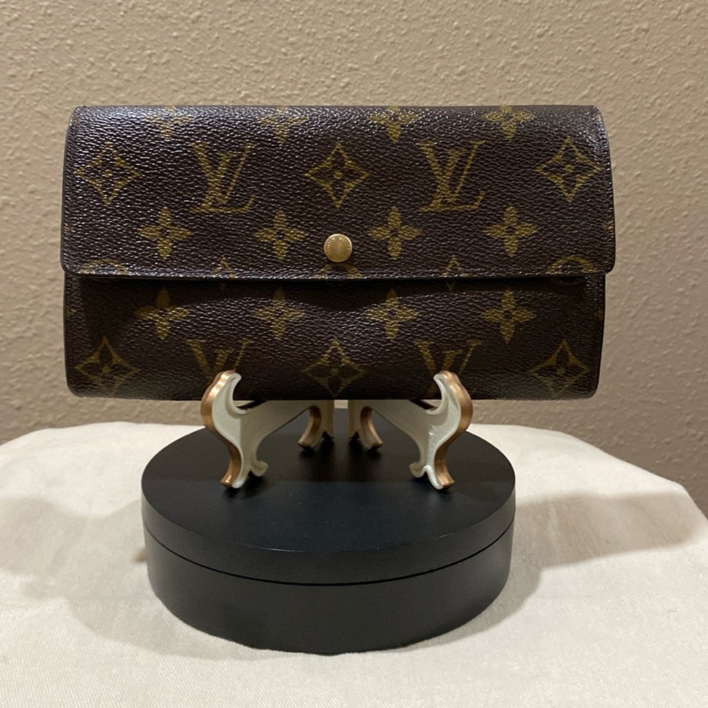 💯 Authentic Sarah wallet. Great used condition 💥
